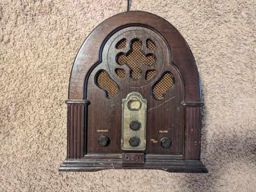 Lot - A Thomas Collectors Edition Vintage Style Radio