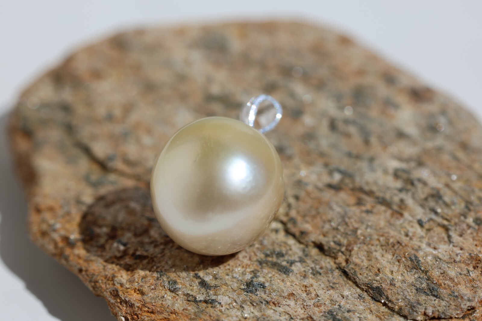 Pendentif argent avec perle des mers du sud baroque, un cadeau unique pour femme