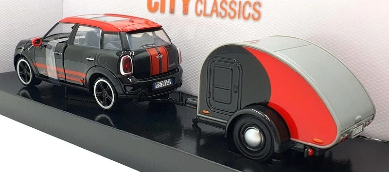 Motor Max 1/24 Scale 79762 - Mini Cooper S Countryman & Caravan - Black/Red - Image 2 of 4
