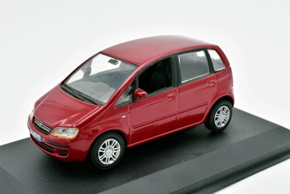 Modellino auto scala 1:43 Fiat Idea rosso diecast modellismo da collezione Norev - Immagine 2 di 3