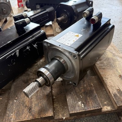 1x Baumüller DSD2-071SO64U-30-54-AO9-DPP-K-AN-O+999 4,1kW 00498137 Servomotor