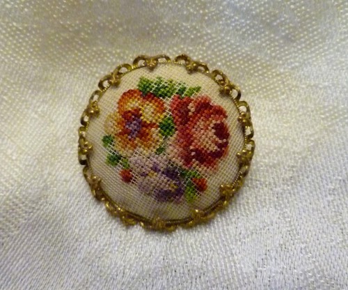 VINTAGE 4pz PETIT POINT ricamo GIOIELLI spilla ORECCHINI e ciondolo ROSE ROSSE - Foto 5 di 8
