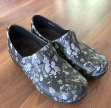 Crocs Slip Resistant Work Shoes Womens Size 8-M Black Gray Floral Design