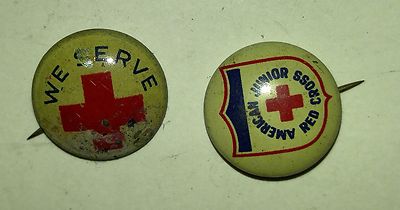 Vintage We Serve / American Junior RED CROSS 1/2'' Pin Pinback VG-/VG
