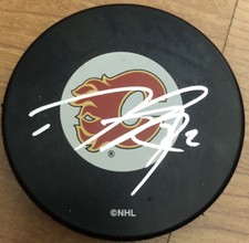 DAYMOND LANGKOW SIGNED CALGARY FLAMES LOGO PUCK WITH COA! PHILADELPHIA FLYERS!!!
