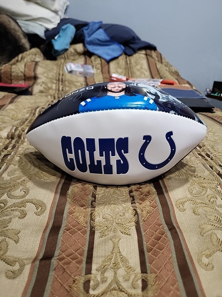 Balón de fútbol americano oficial Wilson The Duke NFL COLTS Anthony Castonzo Foto 2 de 4