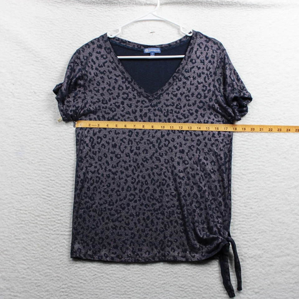 Top tejido con dobladillo atado Democracy para mujer talla pequeña estampado animal púrpura y azul marino Foto 3 de 4