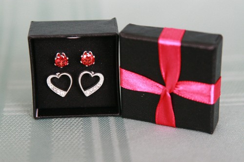 JUEGO DE TACHUELAS AVON RED CZ & HEART - CAJA DE REGALO TONO PLATEADO - Imagen 3 de 3