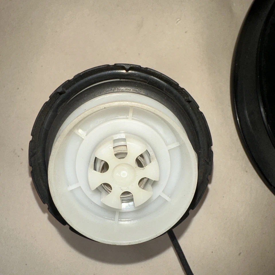 Puerta del tanque de combustible OEM Mazda 3 Sport 2014-2016 Foto 4 de 4