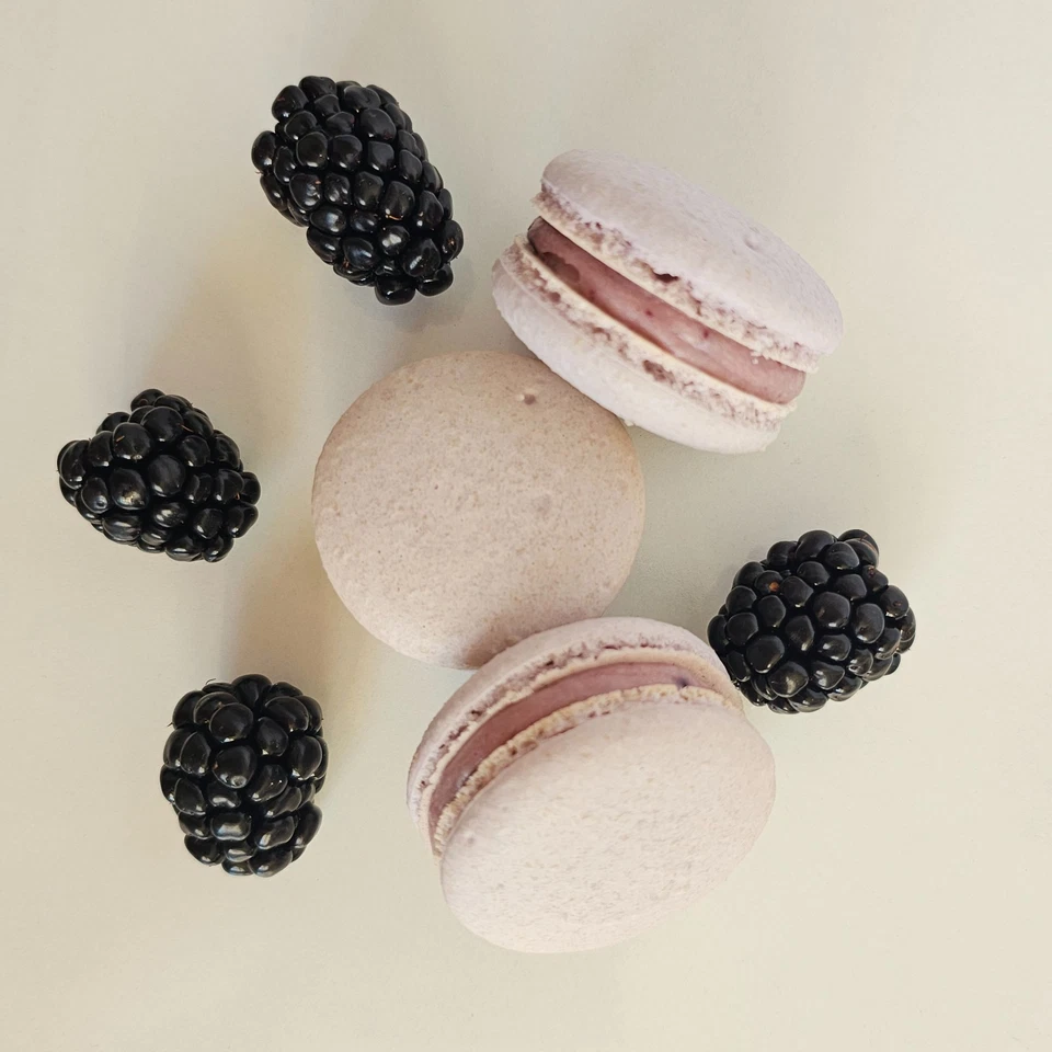 Macarons de mora hechos a mano relleno de ganache de mora real, halal, sin gluten Foto 2 de 3