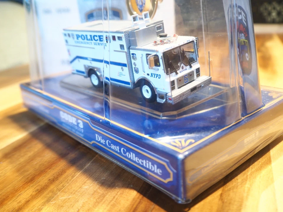Code 3 NYPD 1:64 Limited Edt. Mack Saulsbury Heavy Rescue - Bild 4 von 4