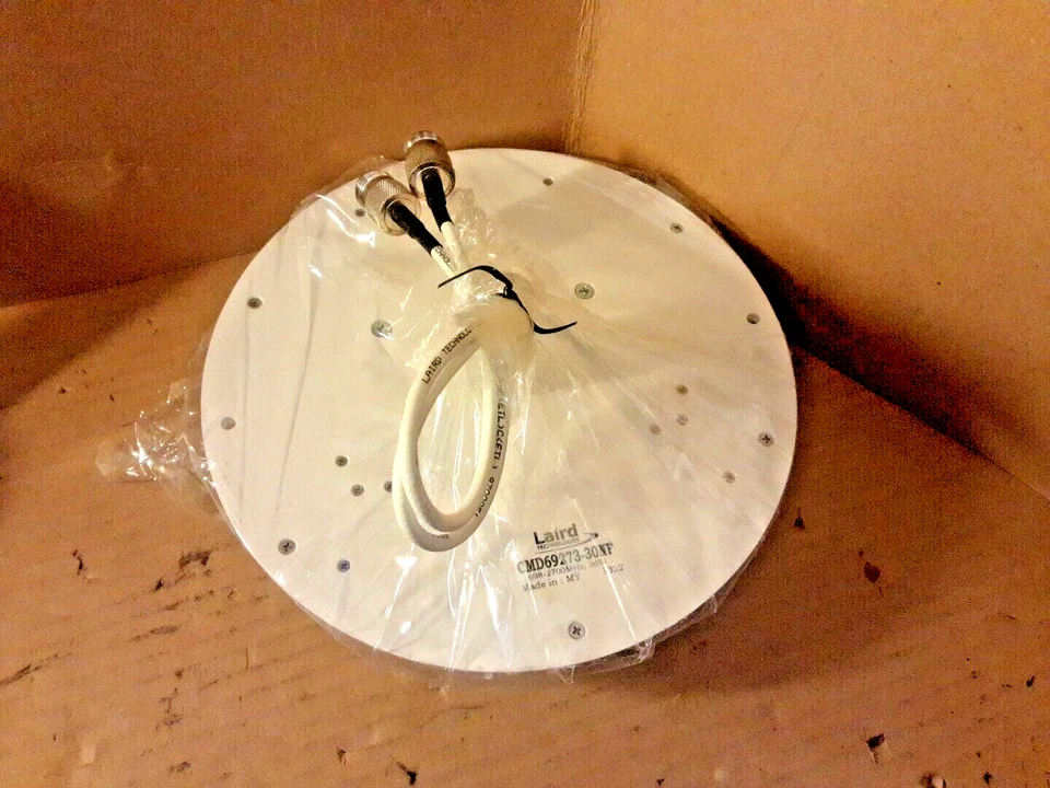 Laird Technologies CMD69273-30NF 960 MHz 2-port MIMO Ceiling Mount Antenna - Image 3 of 4