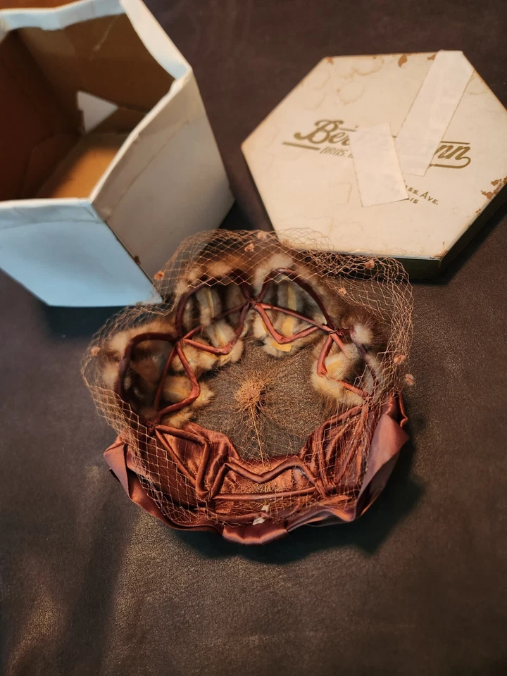 Ropa de Noche Vintage Piel Sintética y Satén Arco Sombrero Cabeza Piezas con Red Gorra Caja Foto 2 de 4