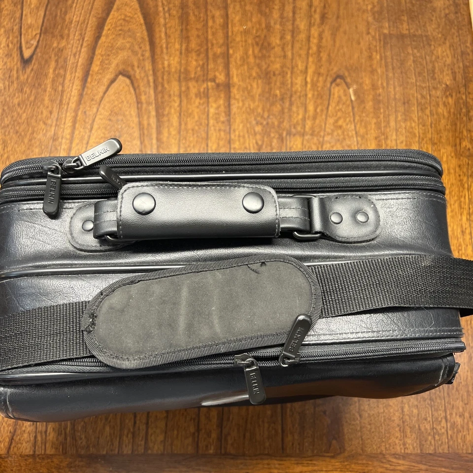 Maletín de hombro de cuero negro para computadora portátil Belkin Foto 4 de 4