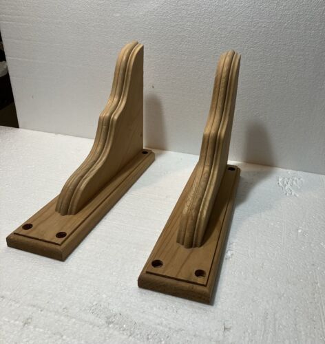Deux supports d'étagère en bois pendentifs non peints avec quatre trous à vis. - Photo 1 sur 17