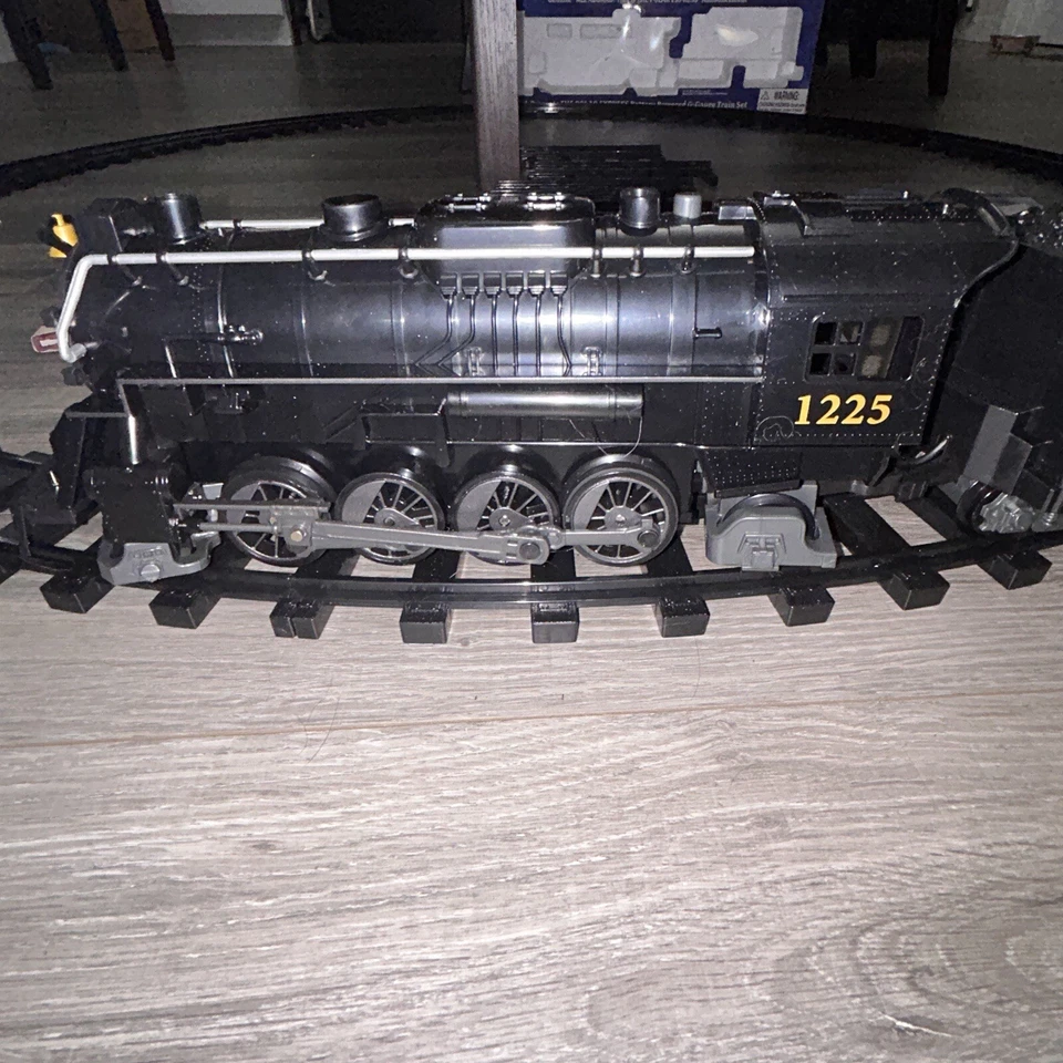 Lionel THE POLAR EXPRESS Battery Powered Christmas Train Set w/ 30th Anniv Book - Image 4 of 4