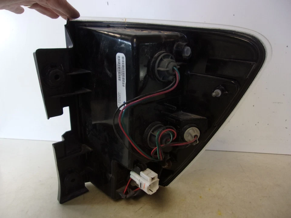 Luz trasera izquierda para conductor Chevrolet Equinox 2005-2009 de TYC Foto 4 de 4