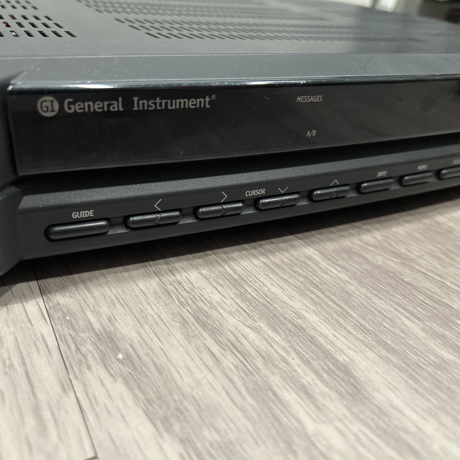 GENERAL INSTRUMENT - DCT1124 CATV CABLE TV SET TOP  BOX  - 2 Ps