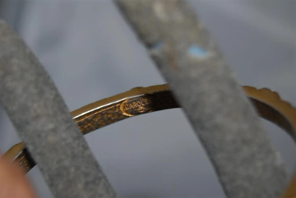 Brazalete brazalete Carolee de diamantes de imitación blancos y vidrio negro en tono dorado ovalado Foto 3 de 4