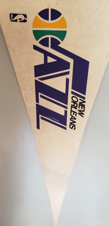 NOVA FLÂMULA DE FELTRO COM LOGOTIPO RETRÔ VINTAGE ANOS 70 ORLEANS JAZZ 23/01/22 - Imagem 2 de 2