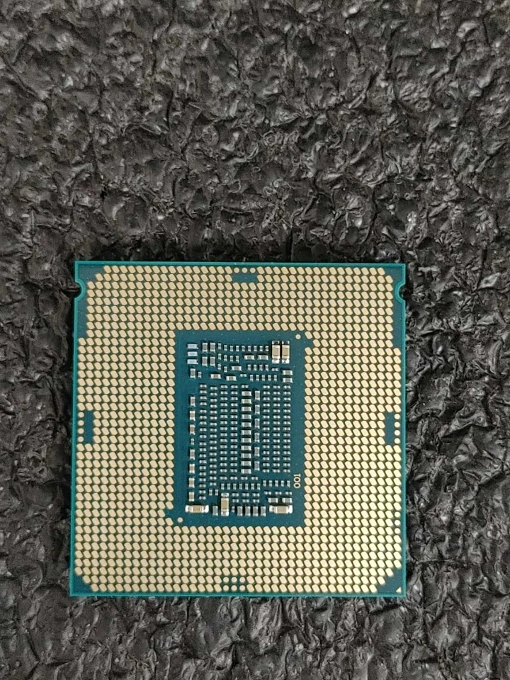Intel Core i7-8700K SR3QR 3,7 GHz FCLGA1151 6 núcleos 12 MB de caché 8 GT/s 95 W Foto 2 de 4