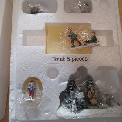 Thomas Kinkade Village Christmas ''Feeding the Birds'' Accessory Figures(5) ''New''
