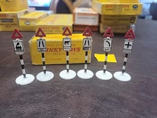 Dinky 766 Six British Road Signs Country Set A With Box