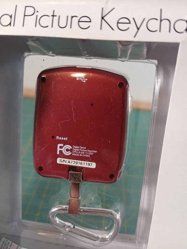 Digital Picture Keychain 1.8 inch Color LCD Display Rechargeable New in package - Image 3 of 4