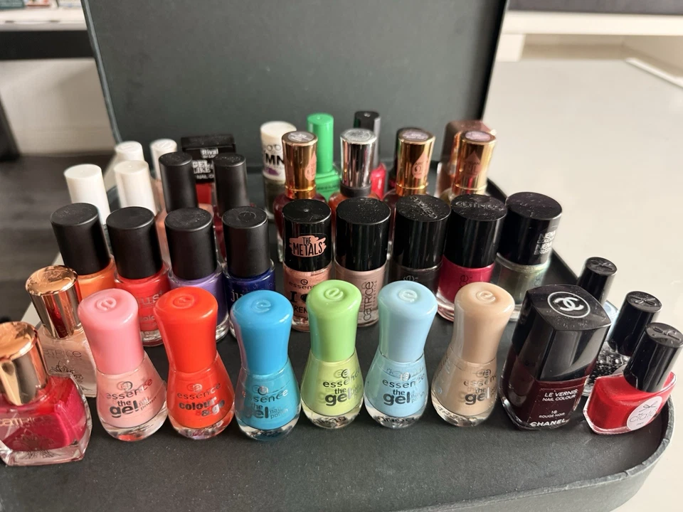 Konvolut Nagellack-Set bestehend aus 37 Flaschen Catrice Essence Chanel Just