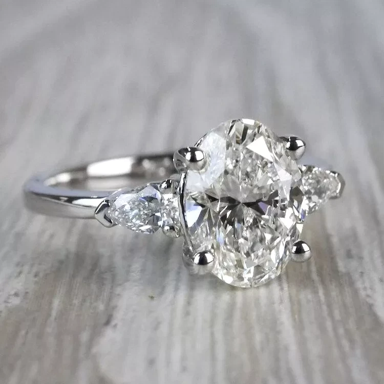 Anillo de compromiso de tres piedras de 4,50 quilates E/VS1 corte ovalado de diamantes cultivados en laboratorio 14 k IGI Foto 2 de 4