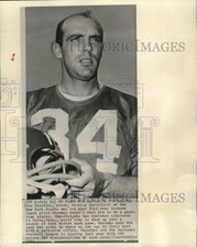 1964 Press Photo Don Chandler, kicking specialist, in jersey and holding helmet.