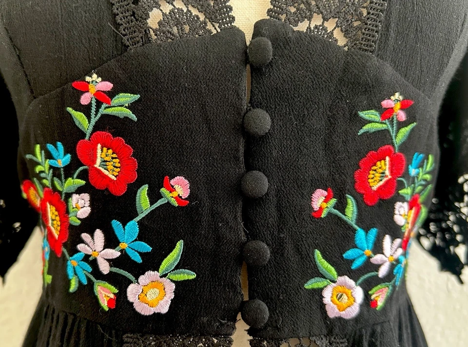 FOREVER 21 Talla S Negro Floral Bordado Plumero Largo MANGA CORTA RIBETE DE ENCAJE Foto 3 de 4