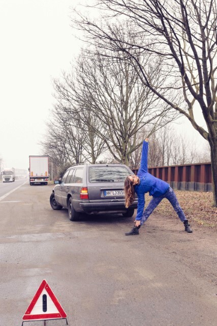 Thumbnail - Stoletzky Judith. Yoga While You Wait. Buch