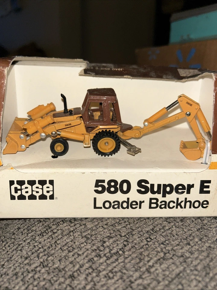 ERTL CASE 580 Super E Loader Backhoe, NIB, 1/64 Box Damaged - Image 4 of 4