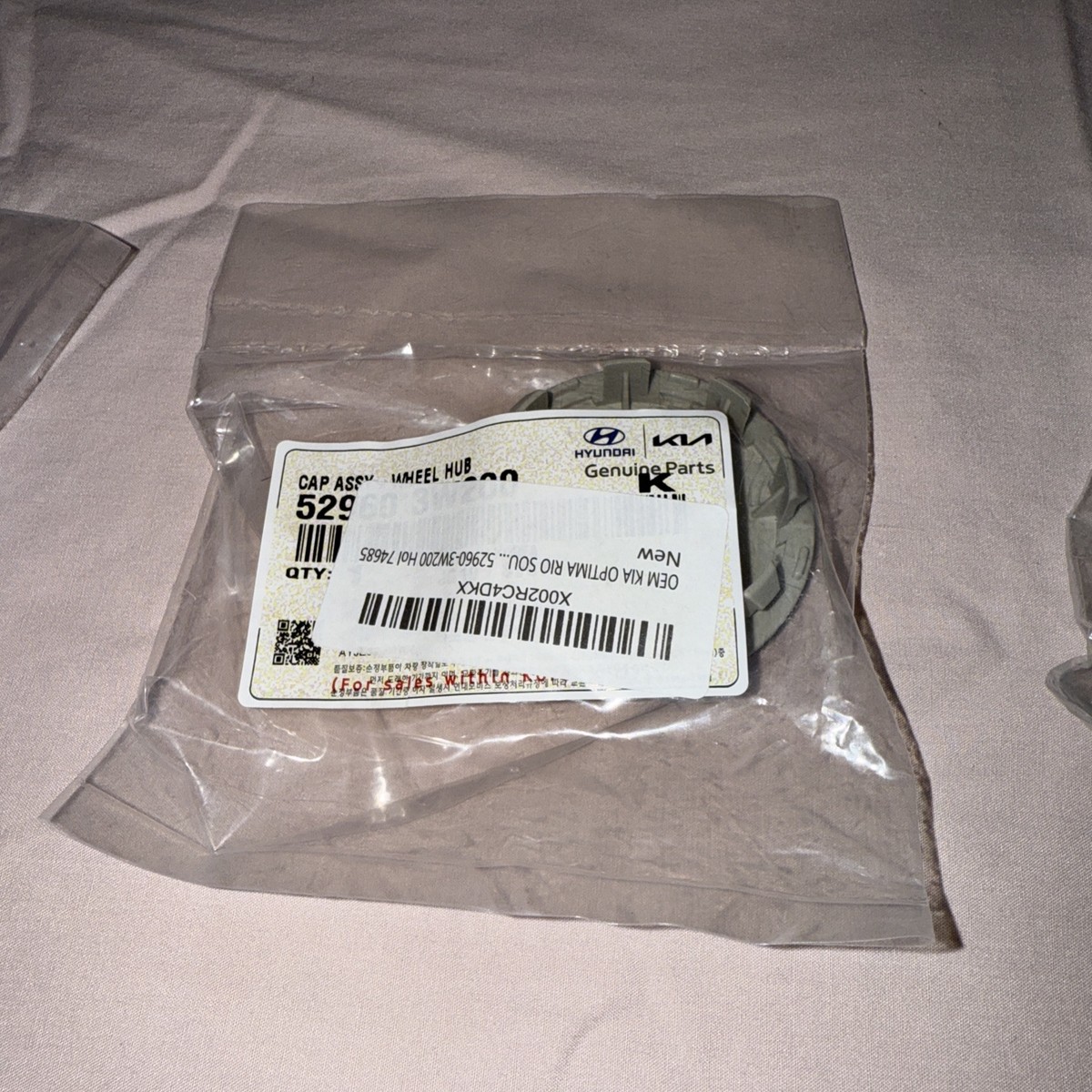 OE Genuine Kia Black Center Cap 529603W200 for Optima Rio