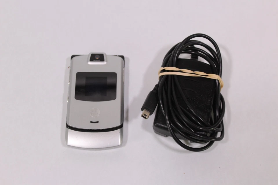 RARE Motorola RAZR V3m Verizon Silver Cellular Flip Phone Tested Working - Image 2 of 4