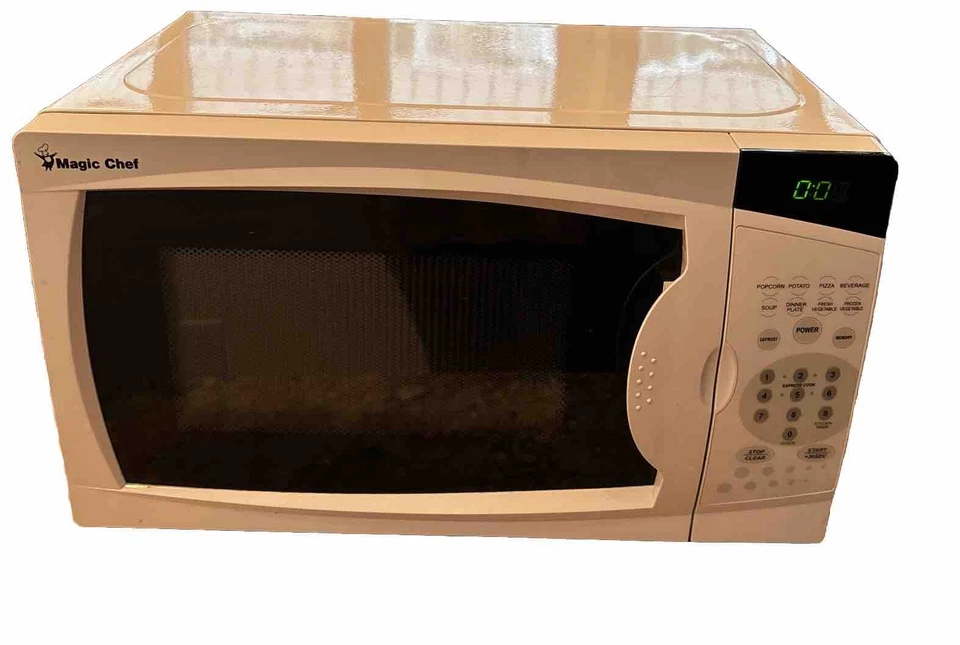 Magic Chef 0.7 Cubic Ft Countertop Microwave Oven White MCM770W1 - Image 4 of 4