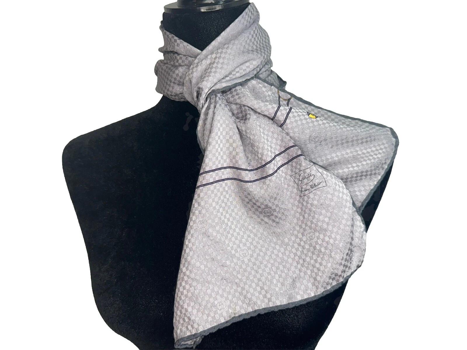 Foulard vintage Gucci en soie, monogramme gris argenté 24