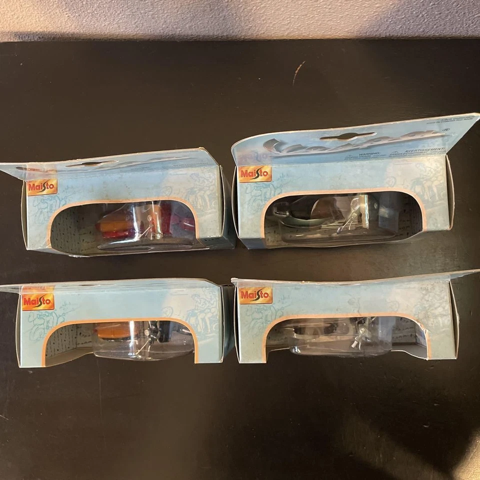 Vespa Miniature Motorcycles Set Of 4 1/18 Scale Diecast Model Vespa Collection - Image 2 of 4