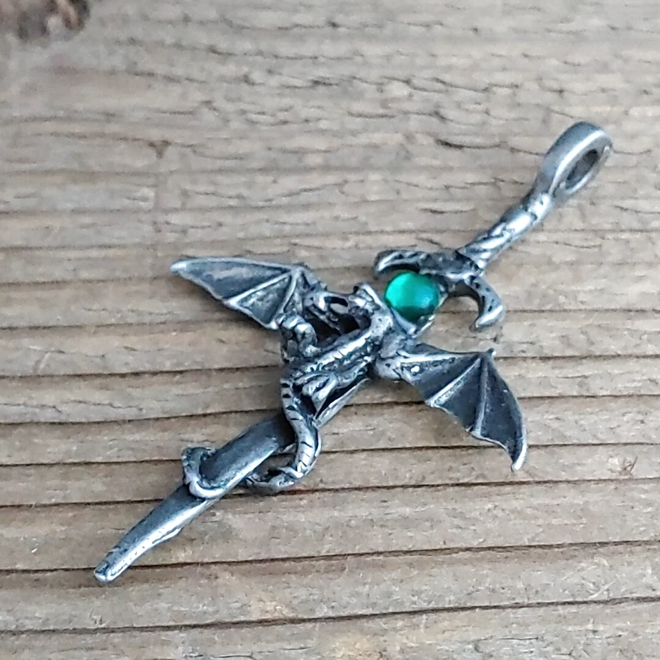 "Dije colgante de espada alas de dragón de peltre piedra cabujón de vidrio verde unisex 2,75""" Foto 3 de 4