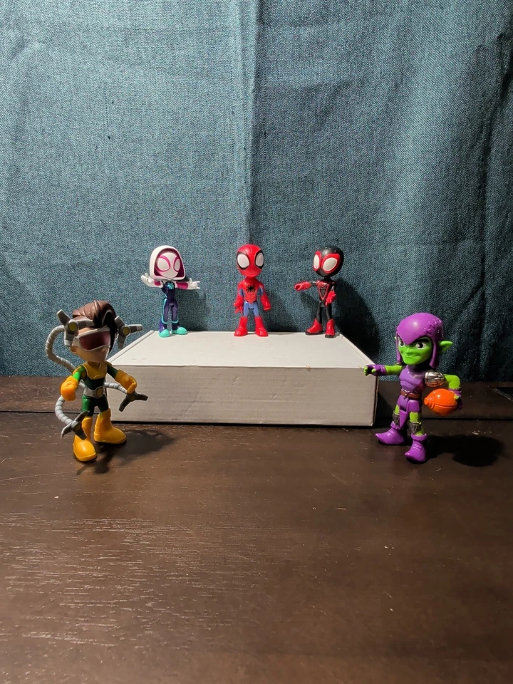 Juego de 5 figuras de Spidey and His Amazing Friends Hasbro 4" Web Squad usadas buenas Foto 3 de 4
