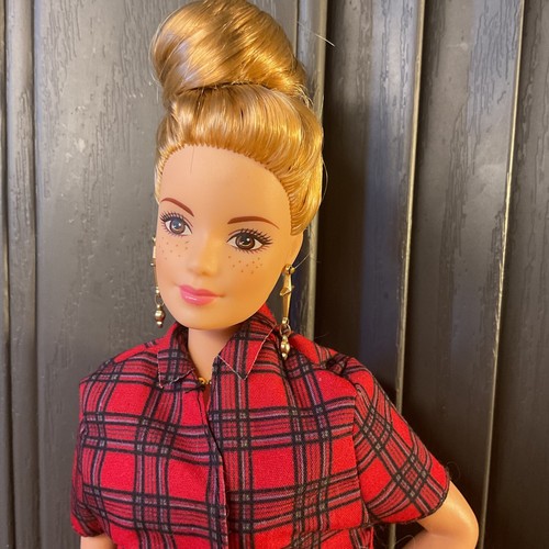 Barbie Wissenschaftler Puppe Restyled, Erdbeerblond, Sommersprossen Curvy Mattel DVF60 - Bild 13 von 13