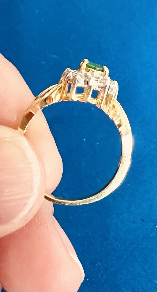 Emerald and Diamond Ladies Cocktail Ring Sz6 14K Marked. Vintage Jewelry Estate - Image 3 of 4