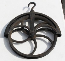 Vintage Cast Iron Farm Barn Well Pulley 