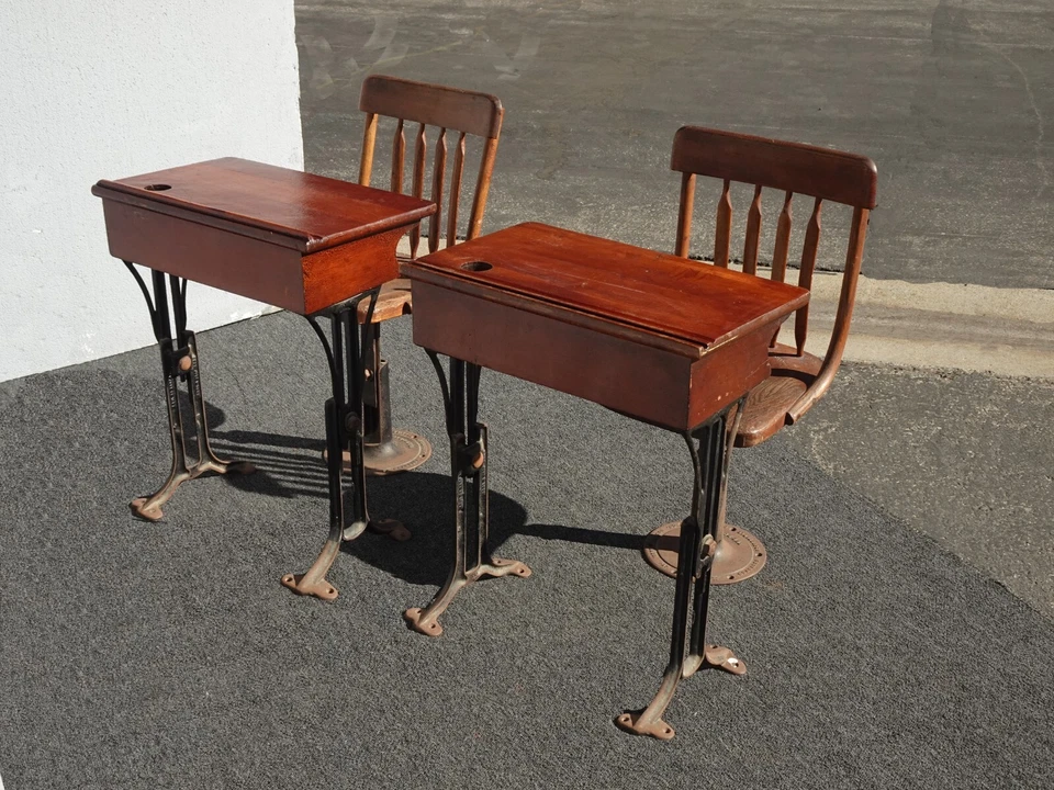 Juego de dos escritorios y sillas antiguos de aula ~ hierro tamaño niño Foto 3 de 4