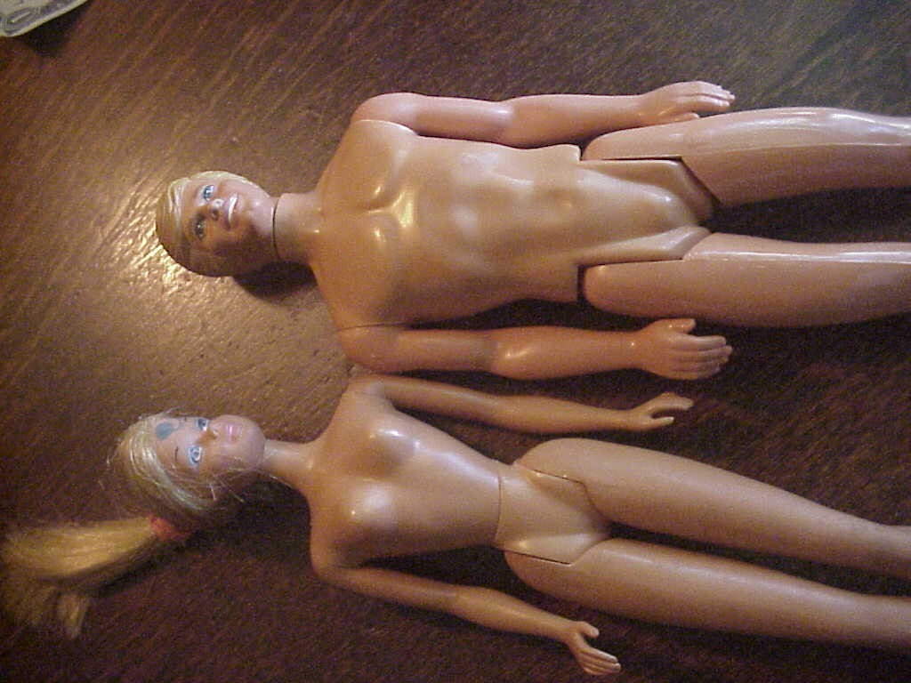 LOT 1966 BARBIE BENDING LEG JOINTS & KEN DOLL 1968 LOTS OF CLOTHING