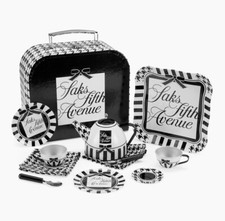 Saks Fifth Avenue YOTTOY Eloise at the Plaza 14 Pc Tin Tea Set NEW in Suitcase