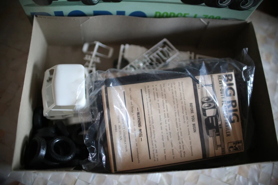 Big Rig Dodge L-700 Tilt Cab & Trailer Kit 1:25	IMC 121-500 Truck Unbuilt Kit - Image 2 of 4