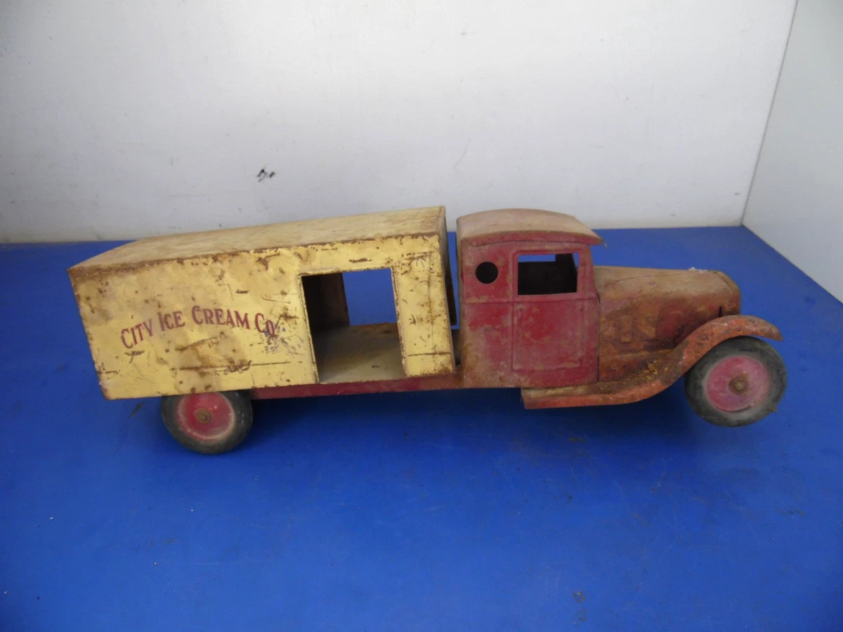 Ancien camion militaire cabine fermée Steelcraft acier pressé