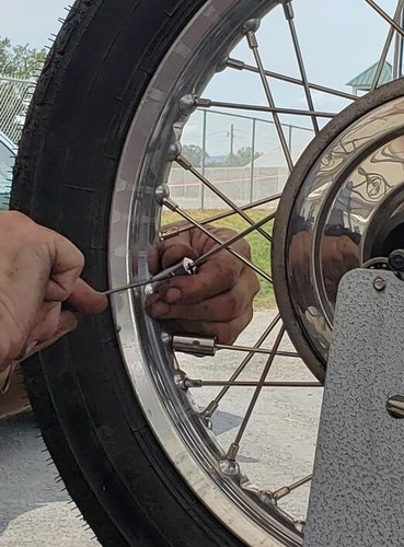 PESOS DE RUEDA DE RADIOS DE MOTOCICLETA DE LATÓN CROMADO REUTILIZABLES POR NO-MAR Kit de 8 piezas - Imagen 4 de 5